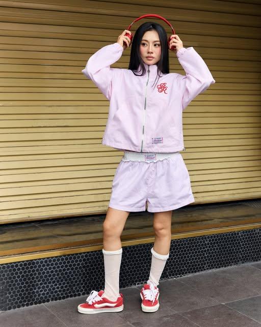 Bad Rabbit Kampagne: Berry Hot Jacket mit Candy Heat Shorts